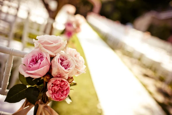 Chaise de mariage décorée de roses — Photo