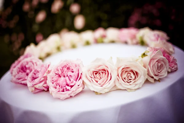 Róże i piwonie dla nowożeńców wieniec — Zdjęcie stockowe