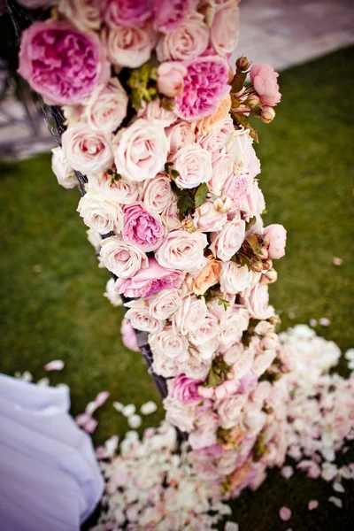 Pink roses and peonies wedding arch — Stock Photo, Image