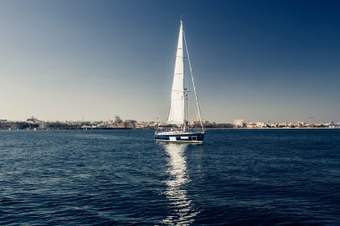 Beyaz yelkenli yelkenli gemiler