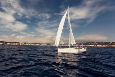 Beyaz yelkenli yelkenli gemiler