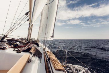 Beyaz yelkenli yelkenli gemiler