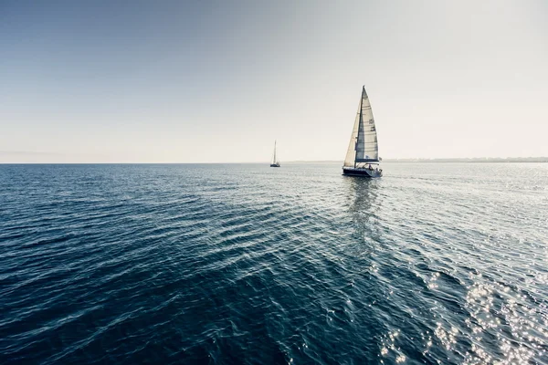 Yachts à voile avec voiles blanches — Photo