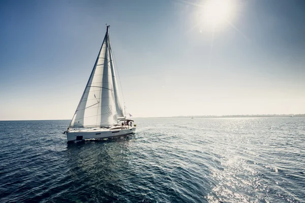 Yachts à voile avec voiles blanches — Photo