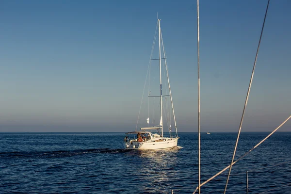 Zeilboot jachten met witte zeilen — Stockfoto