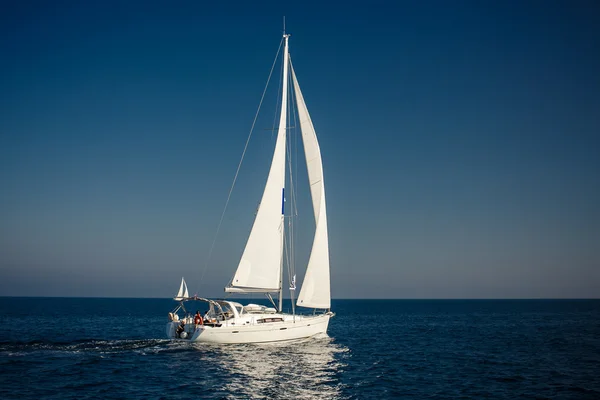 Segling fartyg yachter med vita segel — Stockfoto