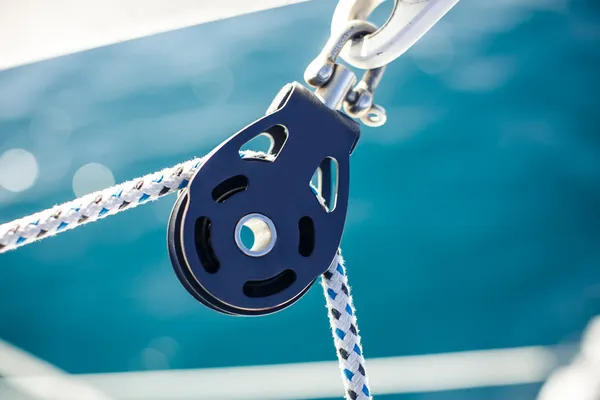 Closeup on yacht cord crank, rope holder — Stock Photo, Image