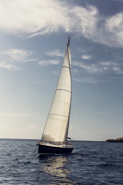 Beyaz yelkenli yelkenli gemiler