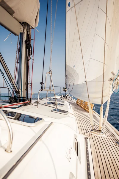 Yachts à voile avec voiles blanches — Photo