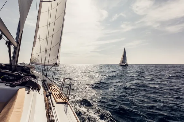 Segelschiff-Yachten mit weißen Segeln — Stockfoto