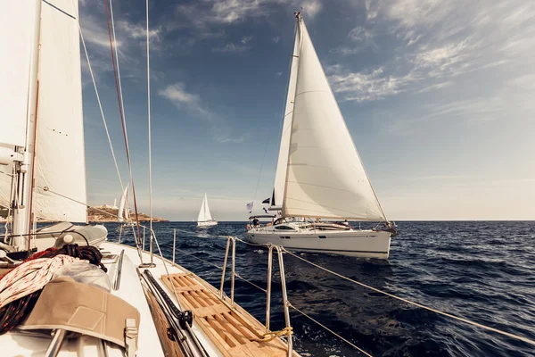 Yachts à voile avec voiles blanches — Photo