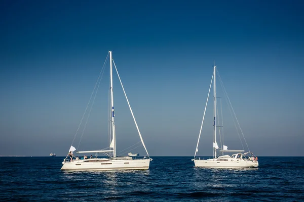Yachts à voile avec voiles blanches — Photo