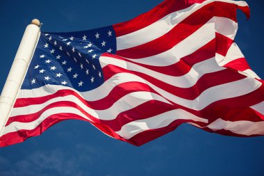 Mavi gökyüzünde Amerikan bayrağı
