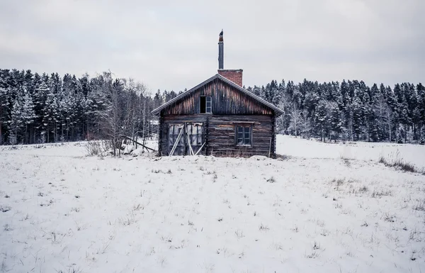 Drewniany dom w lesie zimowym — Zdjęcie stockowe