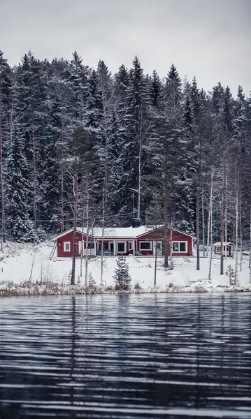 Деревянный коттедж на берегу реки в Центральной Финляндии — стоковое фото