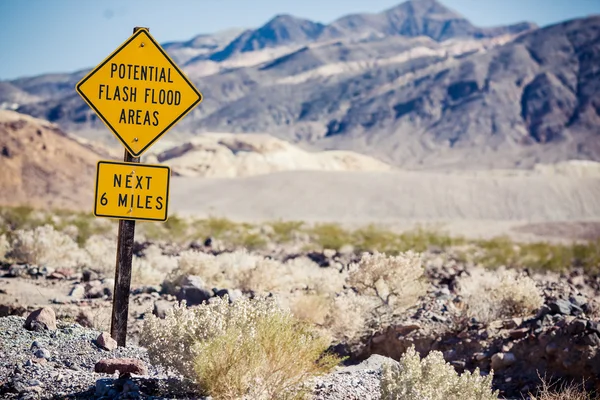 在死亡谷的道路标志 — 图库照片