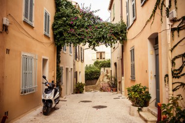 saint tropez sokakta