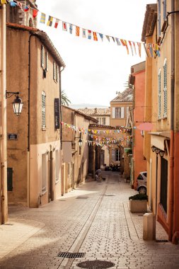 saint tropez sokakta