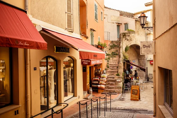 Rua com pequenos restaurantes em Saint Tropez — Fotografia de Stock