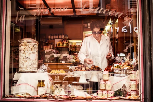 Mujer en la tienda de dulces Saint Tropez —  Fotos de Stock