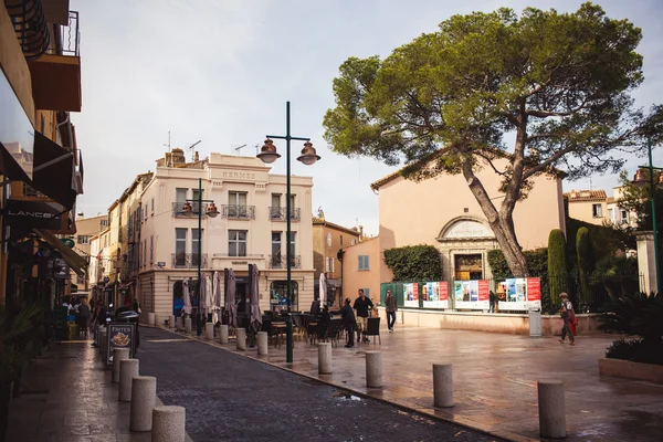 Δρόμο με μικρά εστιατόρια στο saint tropez — Φωτογραφία Αρχείου