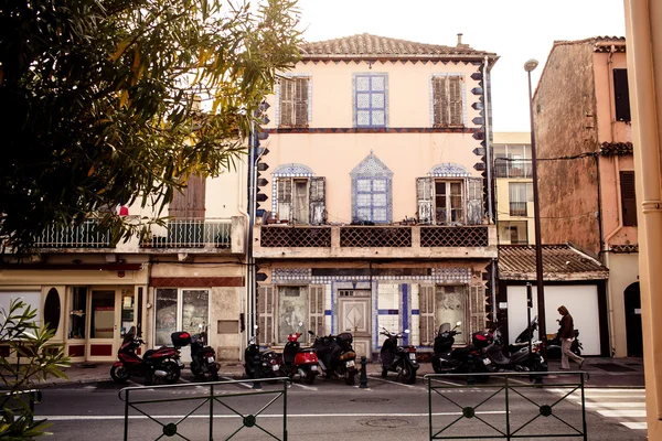 Gata med affärer och moped parkering i Saint-Tropez — Stockfoto