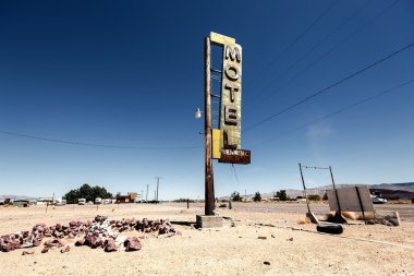 Otel işareti harabe tarihi Route 66 boyunca