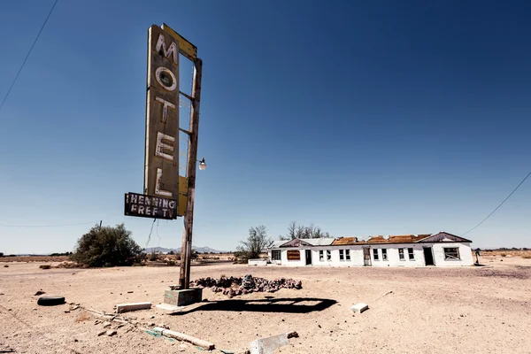 Señal de hotel ruina a lo largo de la histórica Ruta 66 — Foto de Stock