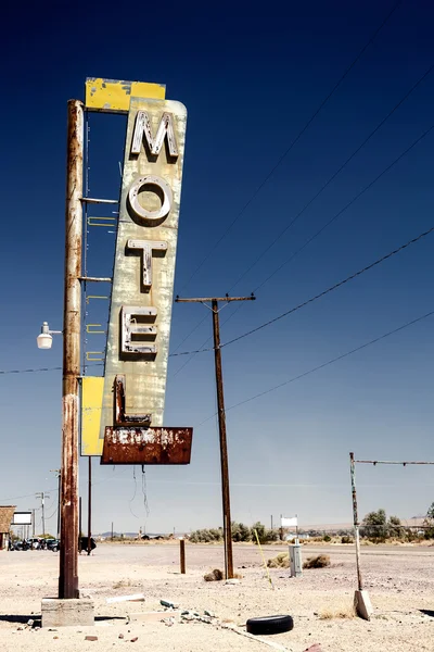 Hotel sign ruïne langs de historische route 66 — Stockfoto