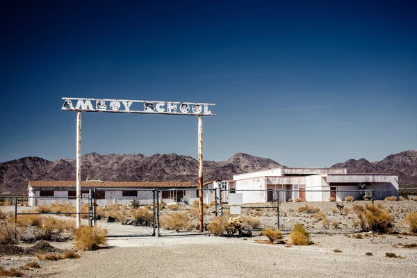 Verlaten school op de route 66 — Stockfoto