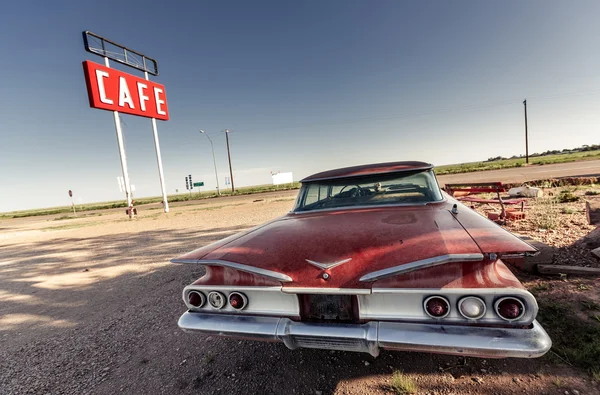 Café-Schild und rotes Retro-Auto an der Route 66 — Stockfoto