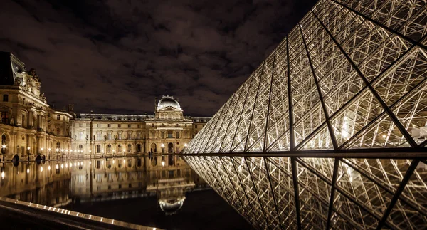 Louvre, gece — Stok fotoğraf