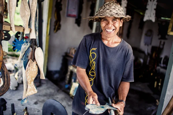 Homme en atelier — Photo