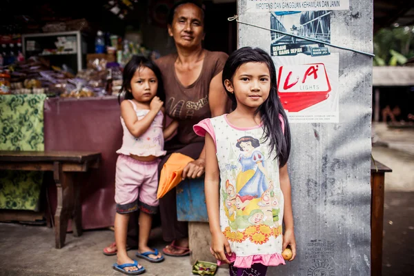 Balinesiska mor med döttrar — Stockfoto