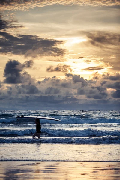 Surfeur sur la côte de Bali — Photo