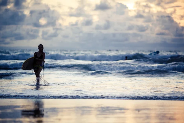 Surfeur sur la côte de Bali — Photo