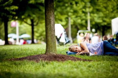 Park ağaç altında uyuyan kız