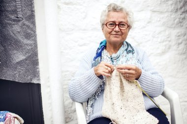 yaşlı kadın kntting