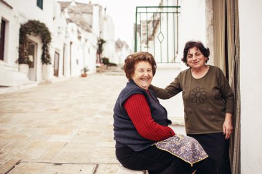 alberobello eski sokak kadınları