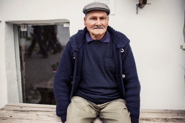 alberobello bankta yaşlı adam