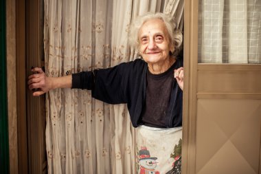 yaşlı kadın kapı dışarı arıyor