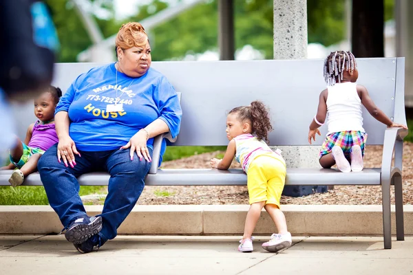 Mãe com filhos no banco — Fotografia de Stock