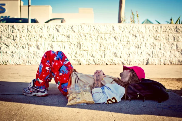 Man sleeping on street — Stock Photo, Image