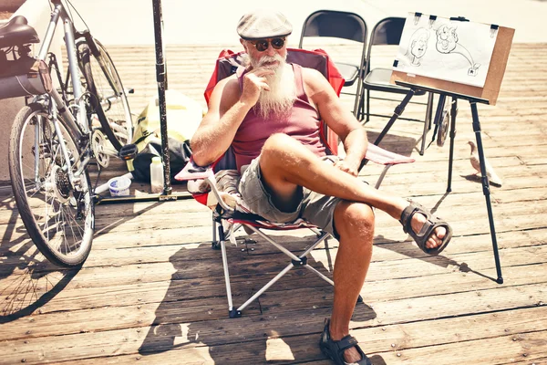 Mogen artist på stranden — Stockfoto