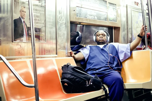 Mann hört Musik in U-Bahn — Stockfoto