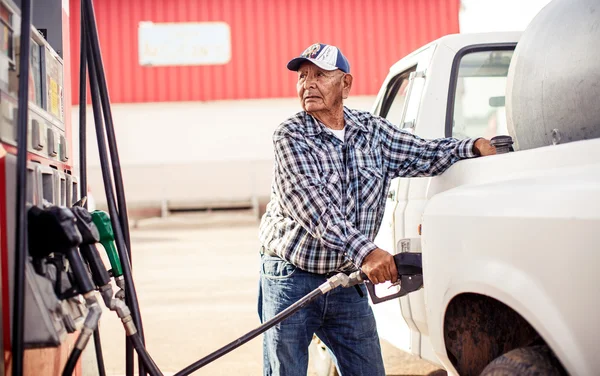 Old man filling up a car — Stock Photo, Image