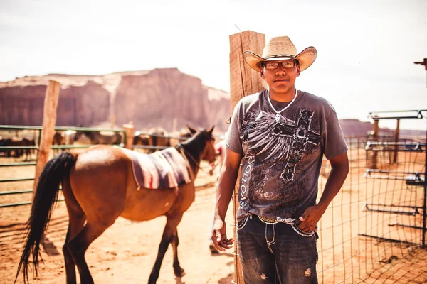 Nativo americano em Monument Valley — Fotografia de Stock