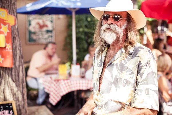 Viejo con sombrero y gafas de sol —  Fotos de Stock