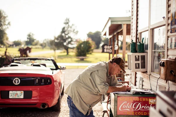 Mann an der Tankstelle — Stockfoto