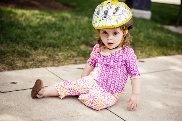 Menina no capacete — Fotografia de Stock